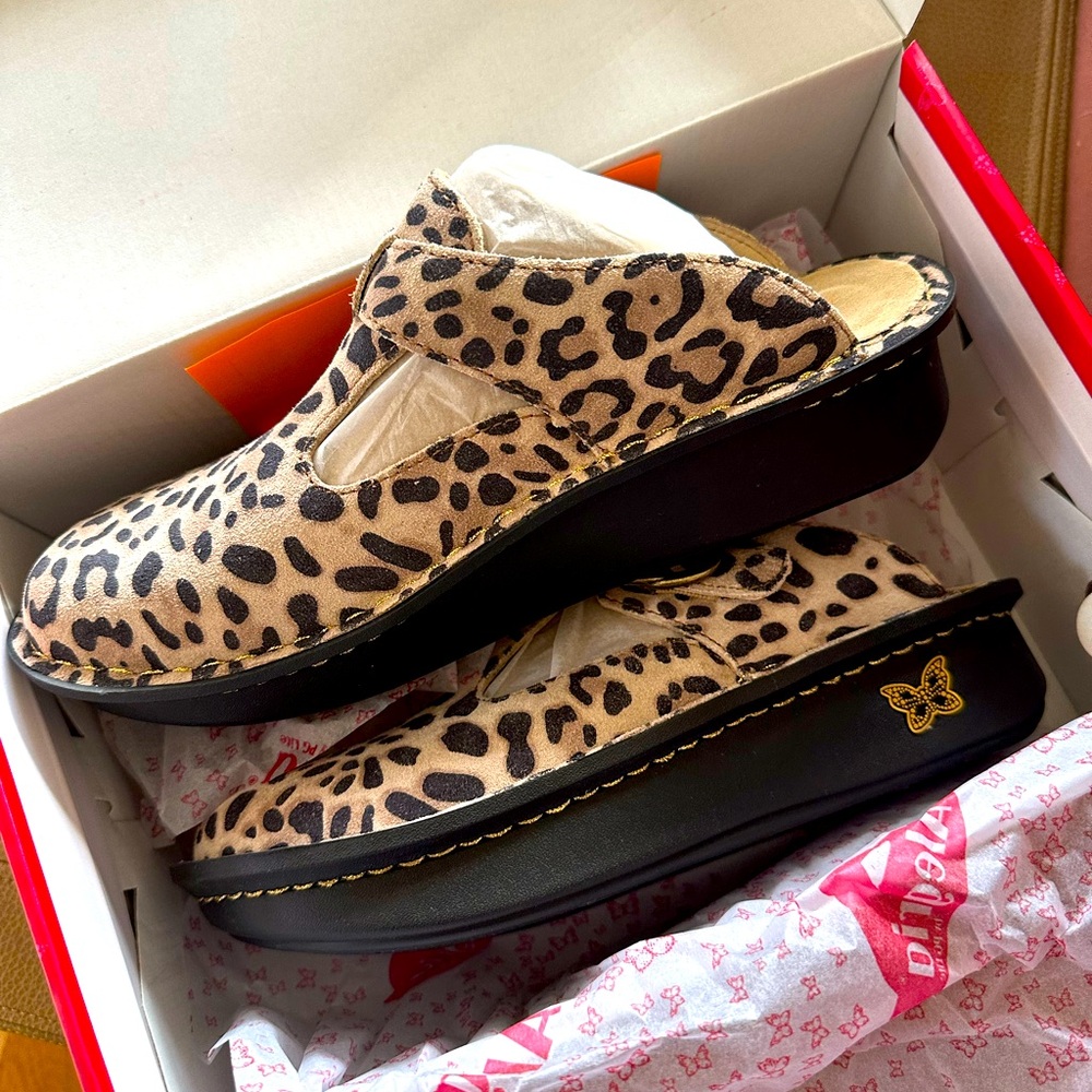 Alegria leopard clogs brand new